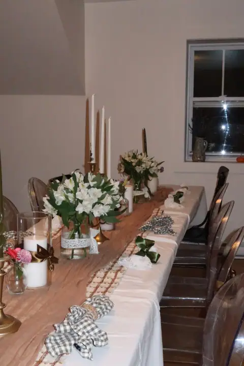 Une table accueillante à l’intérieur