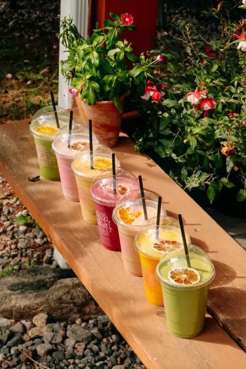 Les smoothies colorés sur la terrasse